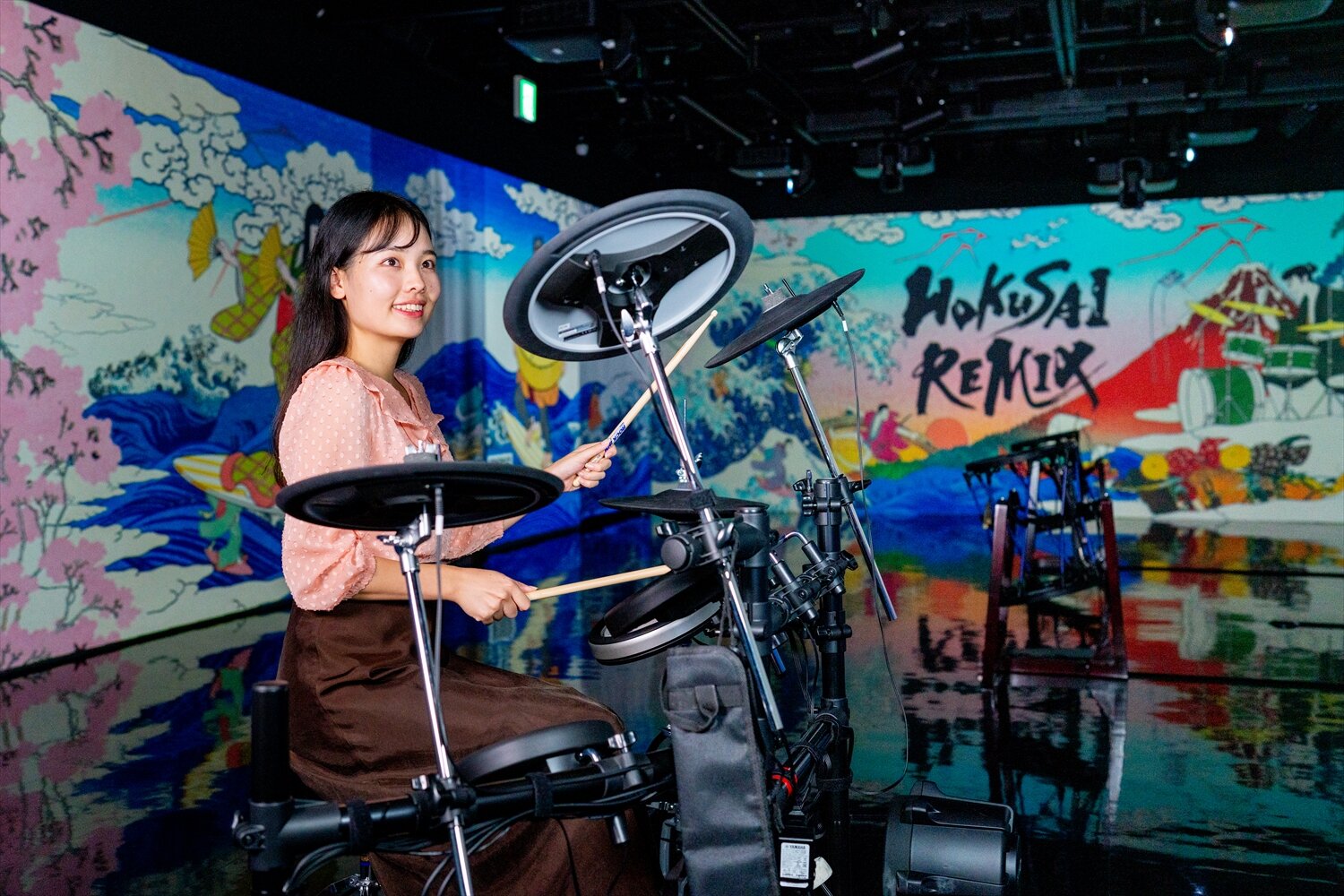 ドラムを叩いて葛飾北斎の浮世絵世界へ！GINZA 456で体験型アート展「HOKUSAI REMIX」を開催