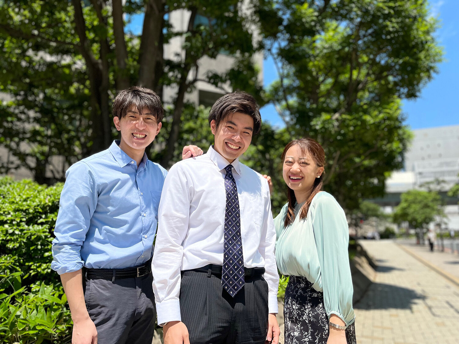 メンター：入社4年目秋山さん（左）、OJTトレーナー：入社3年目久保さん（右）との写真