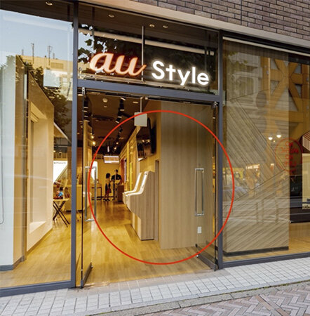 au style直営店内に店舗を構え、auショップへの導線もバッチリ‼店舗サイズはバックヤードを含めて約50㎡とすご〜く省スペース！