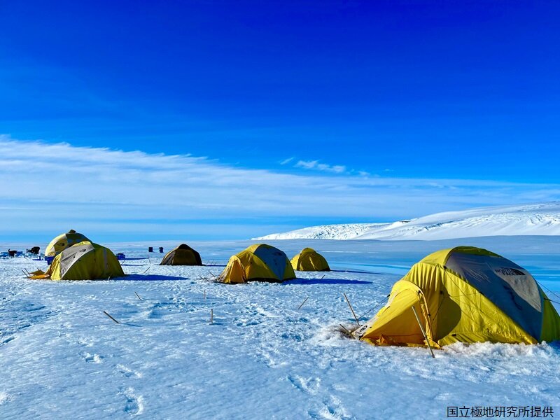 時には研究チームの支援に行くことも。氷河の上でのキャンプはとっておきの思い出