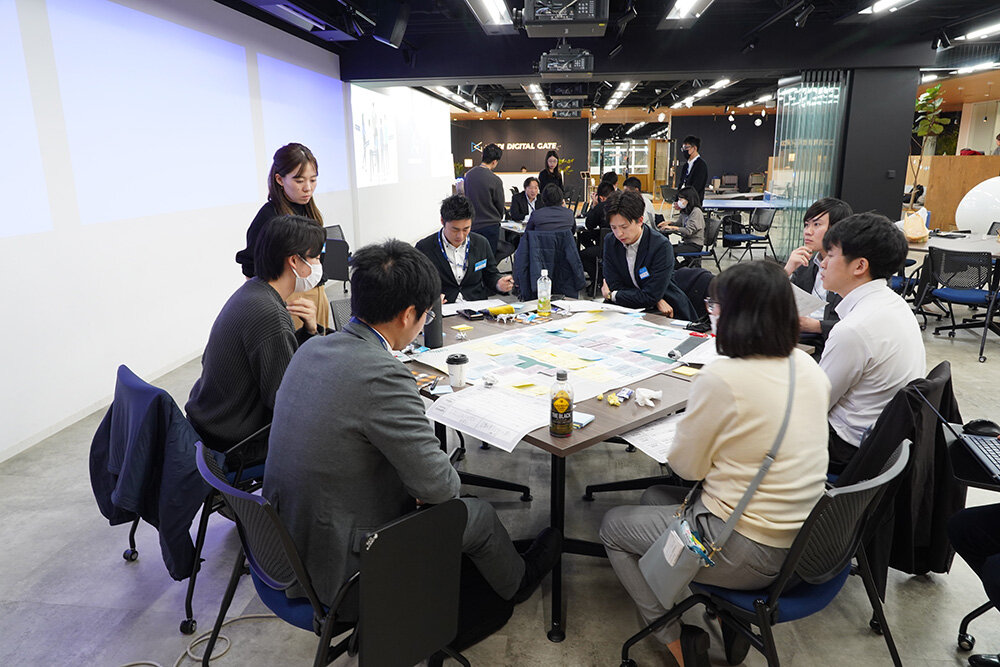 部門横断プロジェクトのため、営業現場からの兼務者や社内副業メンバーも参画。
