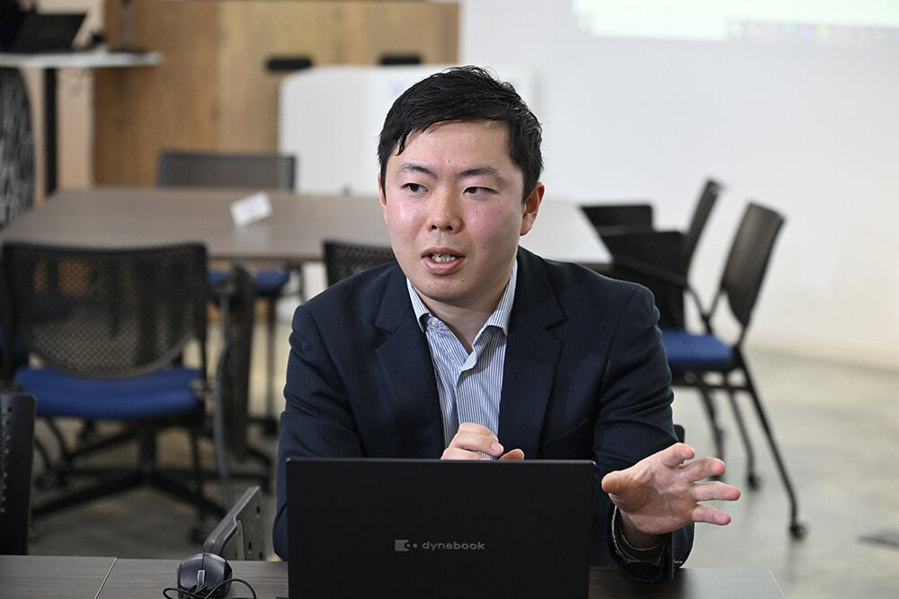 「法人のお客さまの情報を管理する複数のシステムを横断的に検索できるシステムや、資料作成を補助するアプリなどの導入検討に取り組んでいます」と語る小林