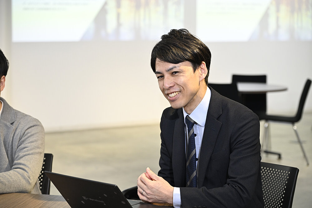 「この取り組みを通じて法人営業全体のスキルアップを果たし、お客さまからの評価を高めてKDDIの法人営業の“勝ちパターン”を作っていきたい」と語る坪倉