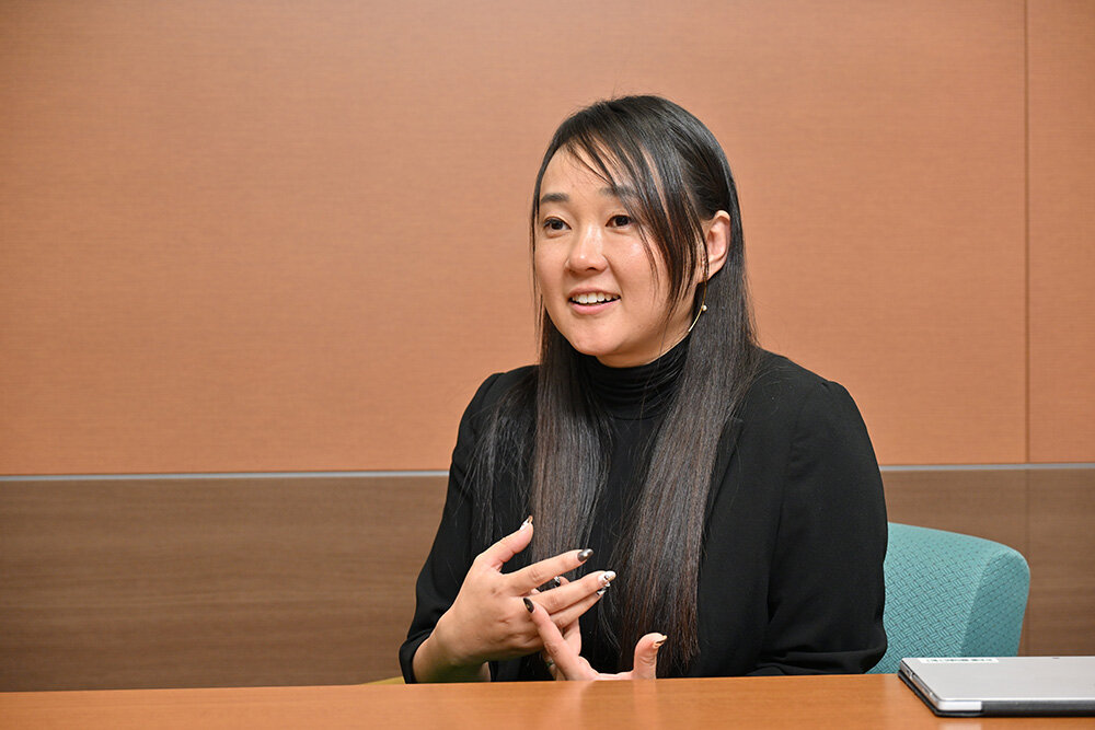まだまだ女性管理職が少ない中で、他部署のスポンシーの方々と、女性管理職特有の悩みを共感し合えることも心の支えになっています」と話す新保