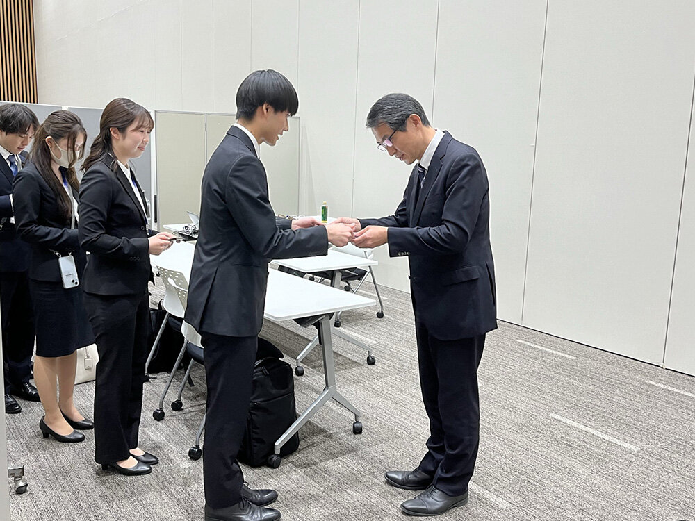 実践演習での名刺交換の様子