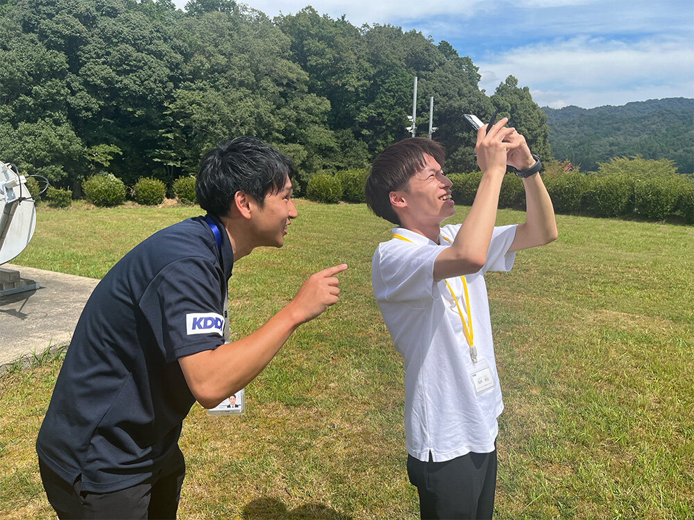 今年の衛星通信体験コースで学生に指導する松原さん