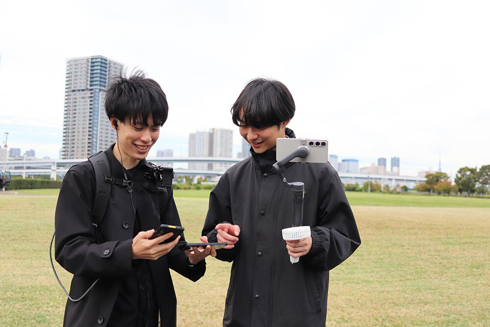 「問題なさそうだね！」左は放送用カメラのサポート担当 入社2年目の中根 和俊