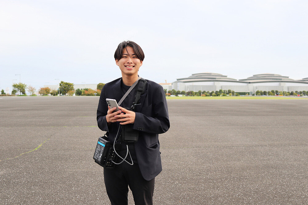 入社1年目にして、スタート・ゴール地点 放送用カメラのサポートを担当する笹木 駿平。