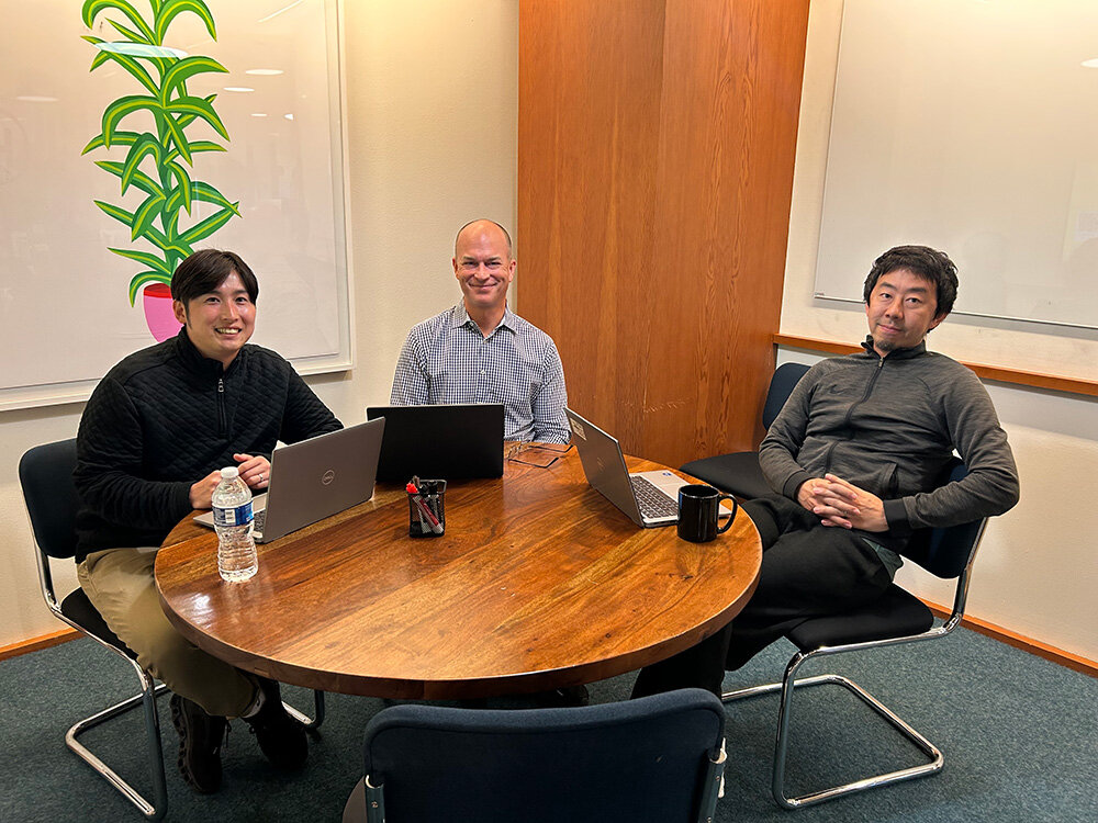 投資や協業可能性があるスタートアップの情報を共有する会議の写真
